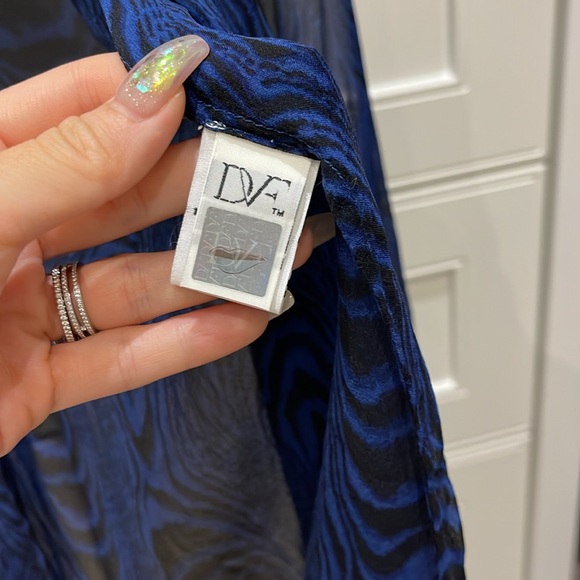 DVF Diane Von Furstenberg GILMORE Silk Sheer Blouse Top Grain Shadow nav… - Picture 6 of 9